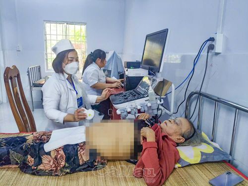 Đội ngũ y, bác sĩ khám sàng lọc cho người dân trên địa bàn.
