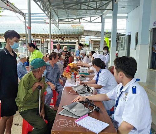 Nhiều người dân địa phương đến đăng ký khám bệnh, nhất là người cao tuổi.
