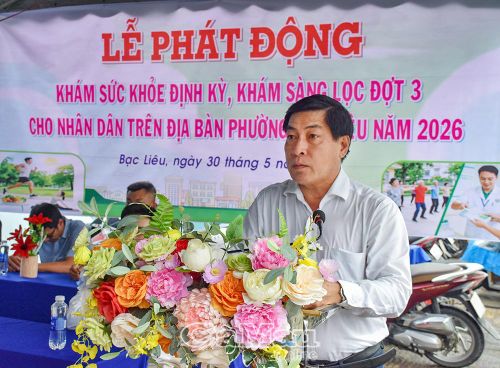 Ông Nguyễn Chí Thanh, Giám đốc Sở Y tế tỉnh Cà Mau, đến dự và phát biểu tại lễ ra quân khám sức khỏe, khám sàng lọc cho người dân ở phường Bạc Liêu.