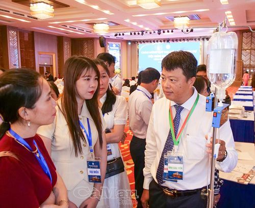Các đại biểu tham quan khu vực trưng bày thiết bị y tế hiện đại bên lề hội nghị.