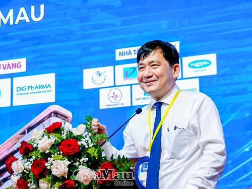 TS. Bác sĩ Tô Minh Nghị, Giám đốc Bệnh viện Đa khoa Cà Mau, phát biểu tại hội nghị.