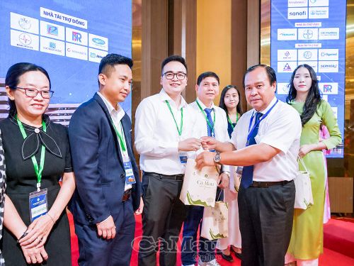 Đồng chí Nguyễn Minh Luân, Phó Chủ tịch UBND tỉnh Cà Mau, trao quà lưu niệm cho đại diện các bệnh viện đa khoa khu vực Tây Nam Bộ và Thành phố Hồ Chí Minh tham dự hội nghị.