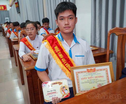 Em Trần Quốc Duy (Trường THPT Đầm Dơi) cho rằng, việc luyện đề giúp tăng phản xạ và hiệu quả làm bài môn Địa lí.