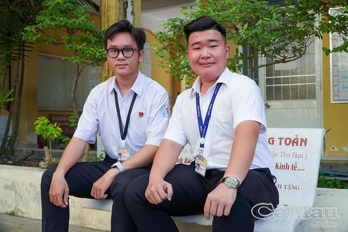 Em Nguyễn Quang Khôi (bìa phải) và em Nguyễn Tuấn An, Trường THPT Hồ Thị Kỷ, chia sẻ cách học môn Lịch sử, Sinh học bằng sơ đồ tư duy để tăng khả năng ghi nhớ.