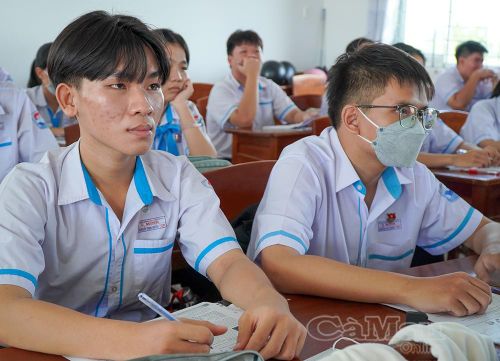 Em Đào Nguyễn Trọng Nguyên (bìa trái), Trường THPT U Minh, chia sẻ "bí quyết" phân bổ thời gian và giải câu hỏi từ dễ đến khó ở môn Tiếng Anh.