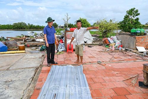 Phó Chủ tịch Ủy ban MTTQ Việt Nam tỉnh Cà Mau Nguyễn Văn Khởi (bên trái) nghe ông Trịnh Minh Quân (Ấp 14, xã U Minh) kể lại trận lốc xoáy bất ngờ ập đến làm sập ngôi nhà của gia đình.