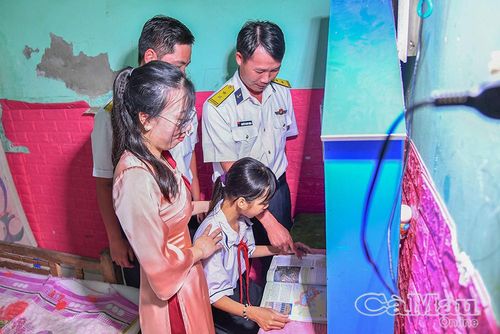 Cán bộ Lữ đoàn 175 cùng giáo viên chủ nhiệm đến thăm hỏi, động viên em Hồng Cát Tường tại gia đình.