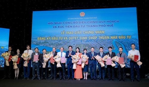 Lãnh đạo thành phố Huế trao Giấy chứng nhận đăng ký đầu tư và Quyết định chấp thuận nhà đầu tư cho các dự án trọng điểm. Ảnh: Cổng thông tin điện tử TP. Huế