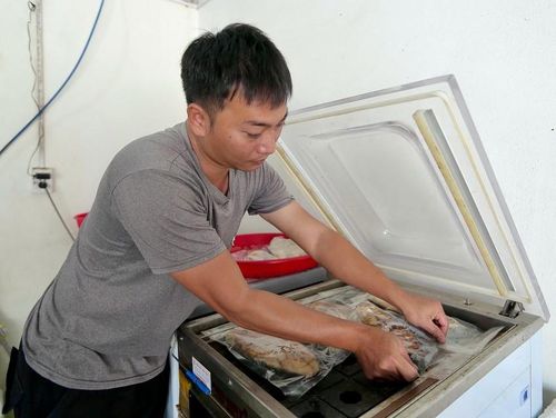 Cá thu sau khi nướng được vợ chồng anh Sâm bảo quản trong tủ bảo ôn.