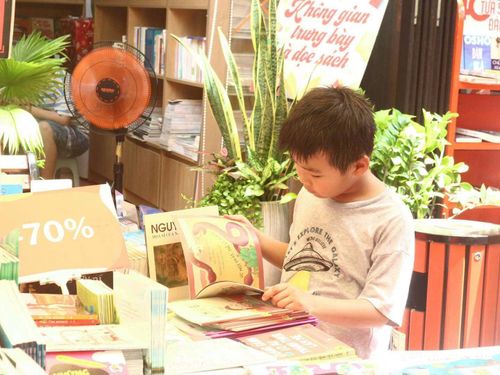 Sách, truyện giáo dục luôn là món quà được nhiều em nhỏ yêu thích. (Ảnh: Đường sách TP.HCM)