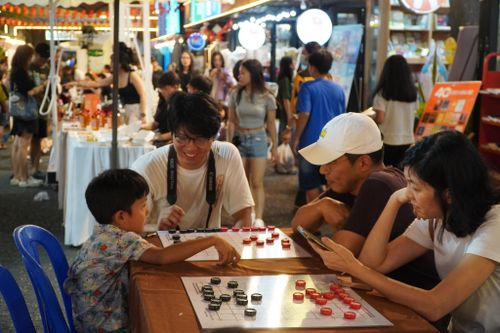Những đồ chơi boardgame giúp trẻ kết nối với cha mẹ. (Ảnh: Đường sách TP.HCM)