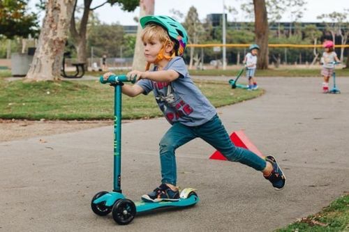 Với chiếc xe Scooter, các bé được thỏa thích vui chơi năng động ngoài trời. (Ảnh: iStock)