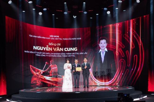 Anh Nguyễn Văn Cung, nhân viên kỹ thuật của Viettel, trực tiếp đưa 40 người dân, trong đó có 11 trẻ em, thoát khỏi vùng nguy hiểm trong đợt lũ lịch sử nhấn chìm Đắk Lắk tháng 11/2025. (Nguồn: Viettel)
