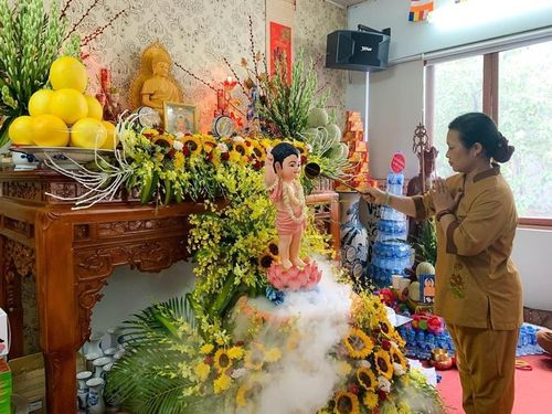 Một trong những nghi thức quan trọng trong ngày Phật đản là lễ tắm Phật.