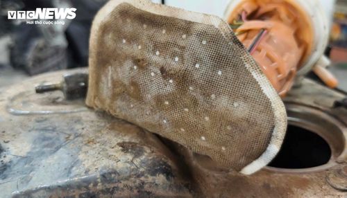 Lưới lọc xăng xe máy bị bít tắc. (Ảnh: Hùng Đào)