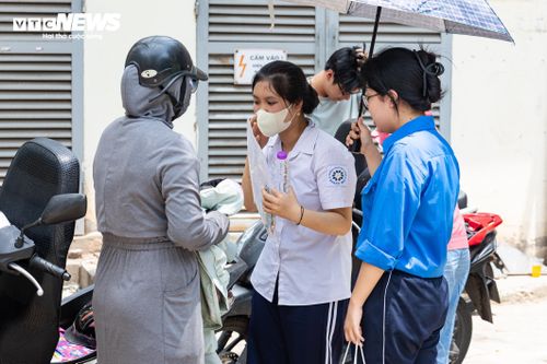 Tại điểm thi THCS Ngô Quyền (phường Bạch Mai), không chỉ các thí sinh mang theo tâm trạng hồi hộp trước giờ làm bài, nhiều phụ huynh cũng thấp thỏm dõi theo con trong kỳ thi quan trọng. Dưới cái nắng gay gắt, không ít người vẫn kiên nhẫn đứng chờ ngoài cổng trường, mong ngóng con hoàn thành tốt bài thi.