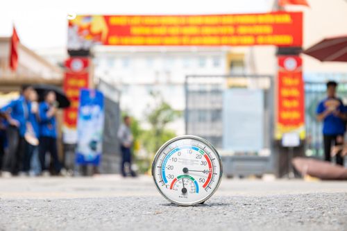 Phía ngoài điểm thi THCS Ngô Quyền, nhiệt độ thực tế đo được vào khoảng 14h lên tới gần 40 độ C. 