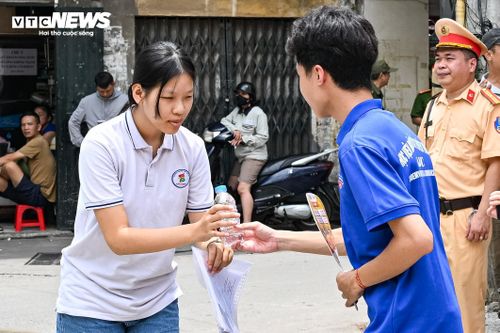 Đồng hành cùng các thí sinh trong ngày thi đầu tiên, lực lượng thanh niên tình nguyện có mặt từ sớm để hỗ trợ, che nắng, phát nước uống và hướng dẫn thí sinh tại các điểm thi, góp phần tiếp thêm động lực cho các em trước giờ làm bài.