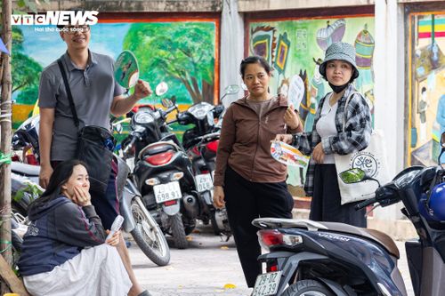 Trong thời tiết nắng nóng gay gắt, những chai nước mát và chiếc quạt cầm tay trở thành vật dụng không thể thiếu, giúp các bậc phụ huynh phần nào xua tan cảm giác oi bức khi chờ con ngoài cổng trường.