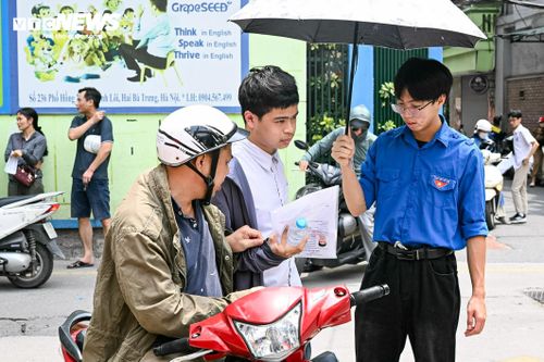 Để tiếp thêm động lực cho con trước giờ làm bài, nhiều phụ huynh chuẩn bị sẵn nước mát, đồ uống giải khát, giúp các thí sinh giải nhiệt và giữ sức trong điều kiện thời tiết nắng nóng.