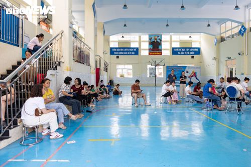 Để hỗ trợ phụ huynh trong điều kiện thời tiết nắng nóng, điểm thi THCS Ngô Quyền bố trí khu vực chờ có mái che và chỗ ngồi. Nhờ đó, nhiều phụ huynh có thể nghỉ ngơi, tránh nắng trong lúc đợi con hoàn thành bài thi.