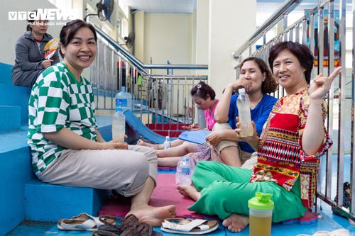 “Ngày thi đầu tiên, các con có tâm lý khá thoải mái nên phụ huynh chúng tôi cũng bớt lo lắng. Điểm thi bố trí khu vực chờ có mái che nên việc chờ đợi đỡ vất vả hơn. Hy vọng các con sẽ hoàn thành tốt kỳ thi năm nay”, chị Lê Thị Phương cho biết.