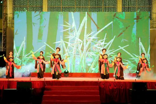 Chương trình biểu diễn nghệ thuật trong tối khai mạc. Ảnh: BVHTTDL