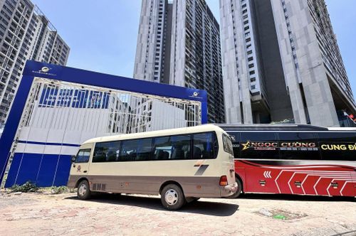 Các xe khách dừng, đỗ sai quy định tại khu vực chung cư Dolphin (phường Từ Liêm). Ảnh: Dung Nhi