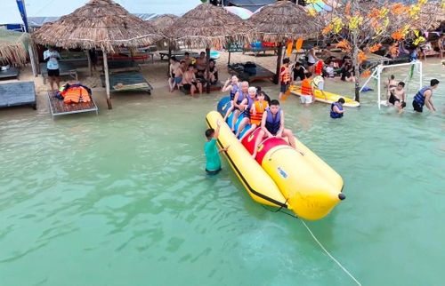 Du khách vui chơi tại bãi biển ở đặc khu Cô Tô (tỉnh Quảng Ninh). Ảnh: Hoàng Lân
