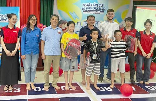 Khu dân cư tổ dân phố 31, 39 Khu đô thị Tây Nam Linh Đàm (phường Hoàng Liệt) tổ chức tặng quà cho thiếu nhi, tạo không khí cộng đồng thêm ấm áp. Ảnh: Hương Thảo