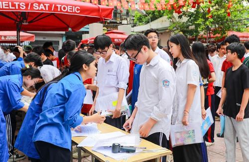 Thanh niên tình nguyện hỗ trợ thí sinh tại điểm thi Trường Trung học phổ thông Đoàn Kết - Hai Bà Trưng (phường Bạch Mai). Ảnh: Khánh Hòa