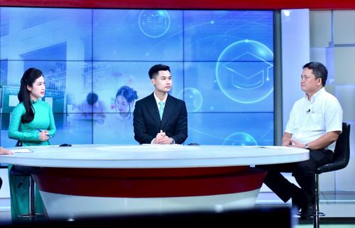 Trưởng phòng Quản lý thi và Kiểm định chất lượng giáo dục (Sở Giáo dục và Đào tạo Hà Nội) Nghiêm Văn Bình trao đổi tại Chương trình. Ảnh: Viết Thành