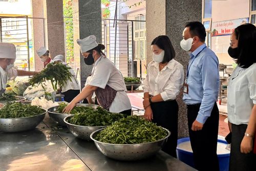 Đoàn kiểm tra liên ngành số 2 của thành phố Hà Nội kiểm tra an toàn thực phẩm tại bếp ăn Trường Tiểu học Văn Yên (phường Hà Đông). Ảnh: Hương Giang