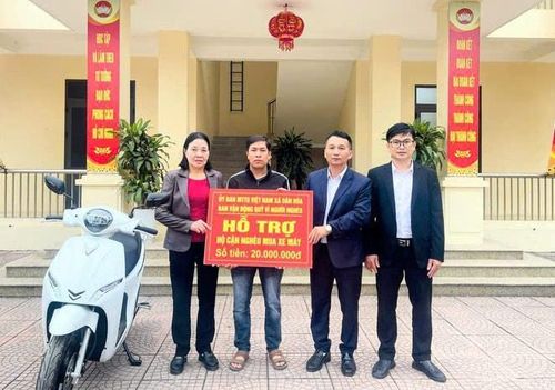 Ủy ban MTTQ Việt Nam xã trao tặng xe máy tới người dân có hoàn cảnh khó khăn. Ảnh: DH
