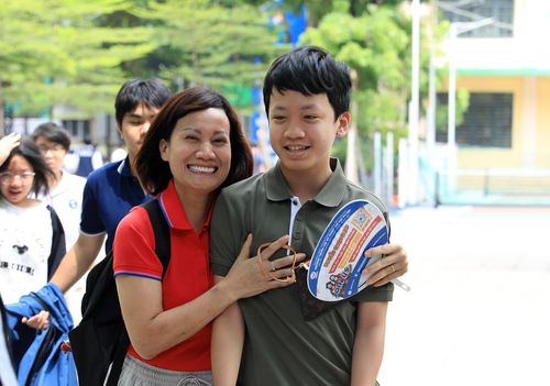 Niềm vui của một phụ huynh đón con rời điểm thi.