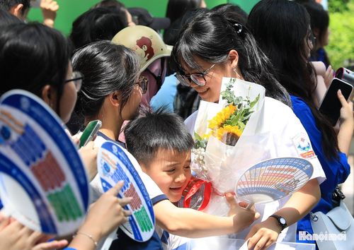 Bó hoa thay cho lời chúc của người thân với thí sinh sau khi hoàn thành tốt bài thi.