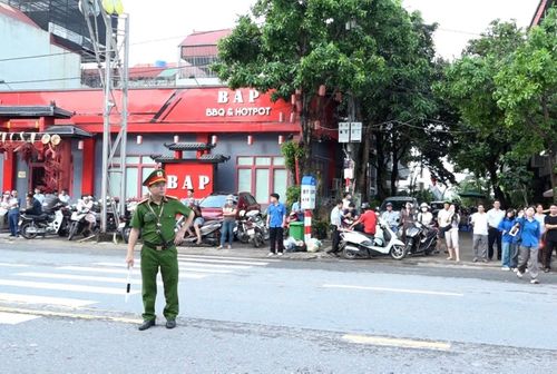 Lực lượng công an có mặt từ sáng sớm tham gia phân luồng giao thông tại điểm thi Trường THPT Mỹ Đức A. Ảnh: VB