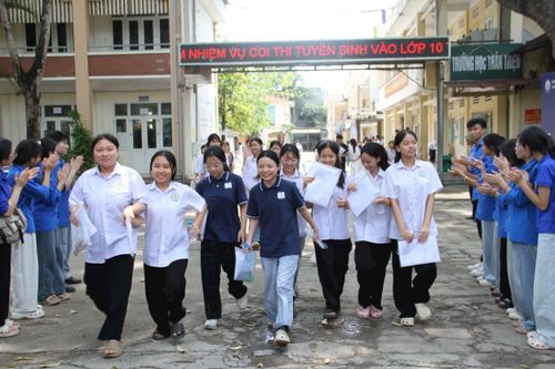 Thí sinh tại điểm thi Trường THPT Mỹ Đức A ra về sau khi hoàn thành môn thi ngữ văn. Ảnh: VB