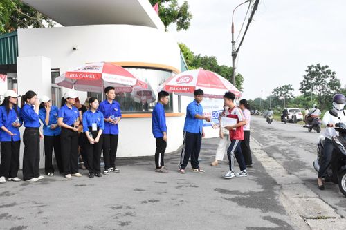 Tại điểm thi THPT Yên Viên, các thí sinh tự tin bước vào kỳ thi chuyển cấp quan trọng. Ảnh: PV