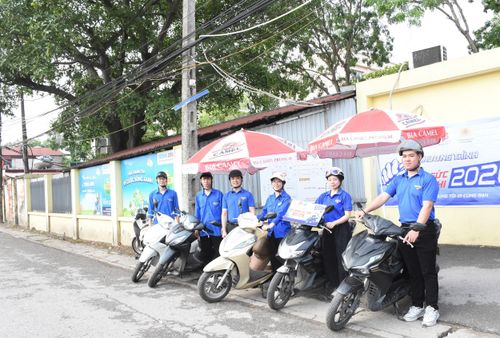 Đoàn Thanh niên xã Phù Đổng bố trí đội xe ôm miễn phí, trực tại trường để giúp đỡ phụ huynh và thí sinh khi cần thiết. Ảnh: PV