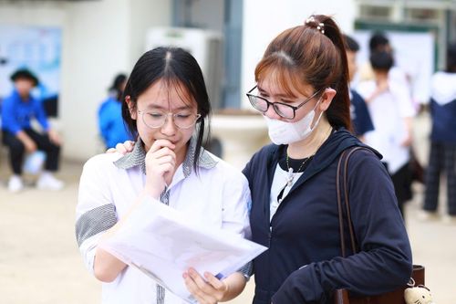 Hồng Ngọc cùng mẹ của mình xem lại đề thi em đã làm:MK