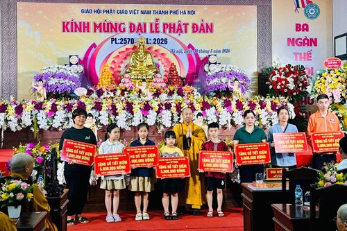 Ban Tổ chức trao sổ tiết kiệm cho các em học sinh, gia đình có hoàn cảnh khó khăn. Ảnh: Bảo Lâm