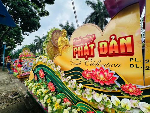 Xe hoa kính mừng Đại lễ Phật đản Phật lịch 2570 – Dương lịch 2026. Ảnh: Bảo Lâm