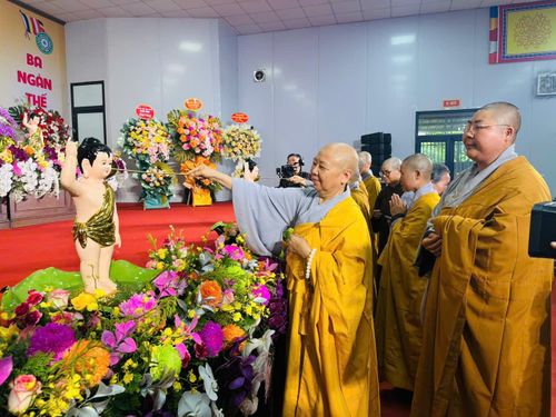 Các đại biểu thực hiện nghi lễ tắm Phật truyền thống. Ảnh: Bảo Lâm