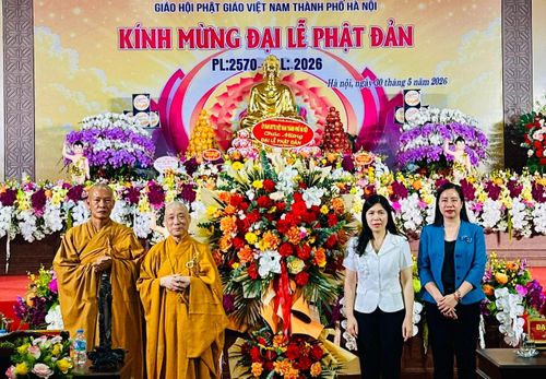 Lãnh đạo Sở Dân tộc và Tôn giáo, Ủy ban MTTQ Việt Nam thành phố tặng hoa kính mừng Đại lễ Phật đản. Ảnh: Bảo Lâm