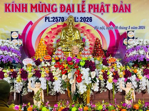 Hòa thượng Thích Bảo Nghiêm, Phó Chủ tịch Hội đồng Trị sự, Trưởng Ban Hoằng pháp Trung ương, Trưởng ban Trị sự Giáo hội Phật giáo Việt Nam thành phố Hà Nội tuyên đọc thông điệp Phật đản Phật lịch 2570. Ảnh: Bảo Lâm