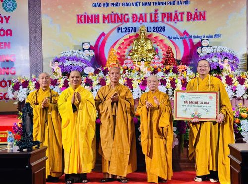 Ban Trị sự Giáo hội Phật giáo Việt Nam thành phố Hà Nội trao giải Đặc biệt xe hoa kính mừng Phật đản 2026. Ảnh: Bảo Lâm