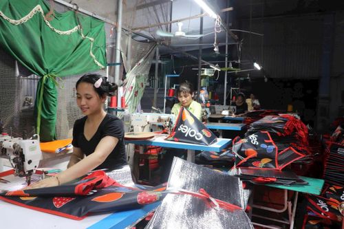 Xưởng may của chị Đinh Thị Hiền đã giúp nhiều người lao động tại địa phương có việc làm với thu nhập ổn định. Ảnh: KT