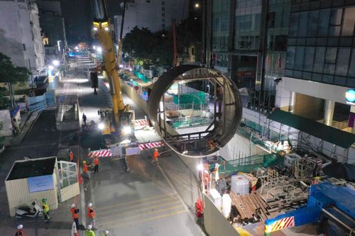 Các phương tiện cẩu cỡ lớn được huy động đến công trường. Ảnh: Phạm Công