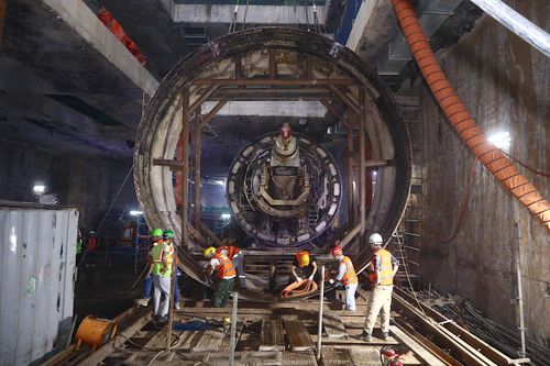 Sau khi được tách rời, máy TBM sẽ được vận chuyển đển nơi bảo quản. Ảnh: Phạm Công